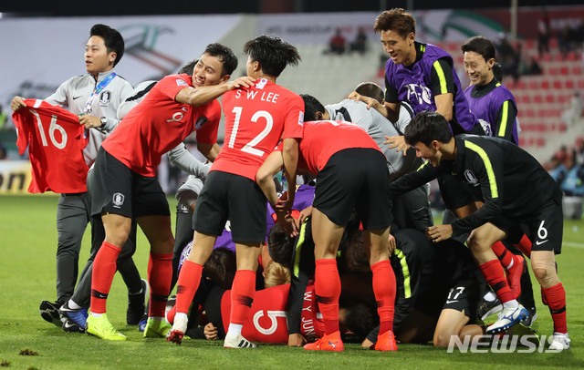 【두바이(아랍에미리트)=뉴시스】김진아 기자 = 22일 오후(현지시간) 아랍에미리트 두바이 막툼 빈 라시드 경기장에서 열린 2019 AFC 아시안컵 16강전 한국과 바레인의 연장전 경기, 한국 김진수가 다시 앞서나가는 골을 넣은 후 기뻐하고 있다. 2019.01.22.&nbsp; bluesoda@newsis.com