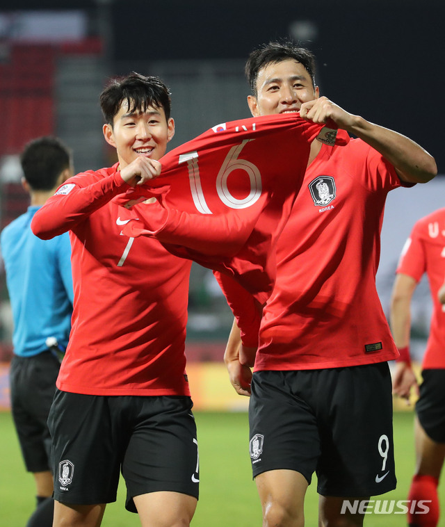 【두바이(아랍에미리트)=뉴시스】김진아 기자 = 22일 오후(현지시간) 아랍에미리트 두바이 막툼 빈 라시드 경기장에서 열린 2019 AFC 아시안컵 16강전 한국과 바레인의 연장전 경기, 한국 김진수가 다시 앞서나가는 골을 넣자 손흥민, 지동원이 기성용의 유니폼을 들고 기뻐하고 있다. 2019.01.22.&nbsp; bluesoda@newsis.com