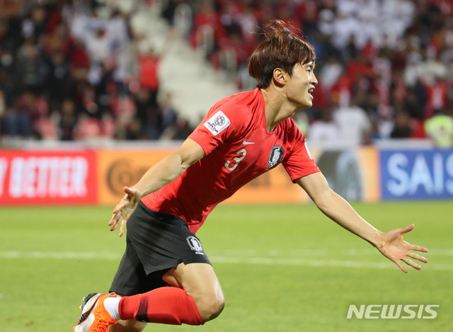 【두바이(아랍에미리트)=뉴시스】김진아 기자 = 22일 오후(현지시간) 아랍에미리트 두바이 막툼 빈 라시드 경기장에서 열린 2019 AFC 아시안컵 16강전 한국과 바레인의 경기, 연장 전반 한국 김진수가 다시 앞서나가는 골을 넣은 후 기뻐하고 있다. 2019.01.23.&nbsp; bluesoda@newsis.com