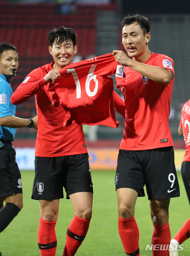 【두바이(아랍에미리트)=뉴시스】김진아 기자 = 22일 오후(현지시간) 아랍에미리트 두바이 막툼 빈 라시드 경기장에서 열린 2019 AFC 아시안컵 16강전 한국과 바레인의 연장전 경기, 한국 김진수가 다시 앞서나가는 골을 넣자 손흥민, 지동원이 기성용의 유니폼을 들고 기뻐하고 있다. 2019.01.23. bluesoda@newsis.com