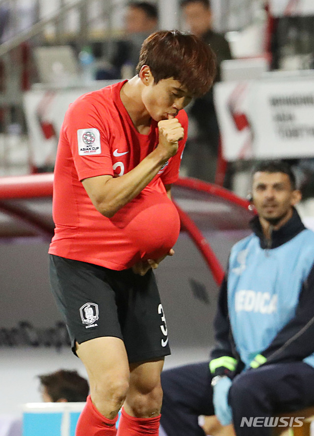 【두바이(아랍에미리트)=뉴시스】김진아 기자 = 22일 오후(현지시간) 아랍에미리트 두바이 막툼 빈 라시드 경기장에서 열린 2019 AFC 아시안컵 16강전 한국과 바레인의 연장전 경기, 한국 김진수가 다시 앞서나가는 골을 넣은 후 아내의 임신을 축하하는 세레모니를 하고 있다. 2019.01.23.&nbsp; bluesoda@newsis.com