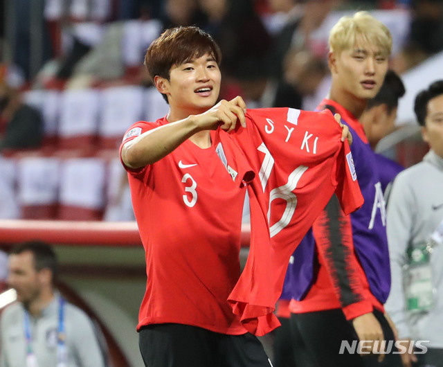 【두바이(아랍에미리트)=뉴시스】김진아 기자 = 22일 오후(현지시간) 아랍에미리트 두바이 막툼 빈 라시드 경기장에서 열린 2019 AFC 아시안컵 16강전 한국과 바레인의 연장전 경기, 한국 김진수가 다시 앞서나가는 골을 넣은 후 황희찬에게 기성용 유니폼을 받고 있다. 2019.01.23. bluesoda@newsis.com