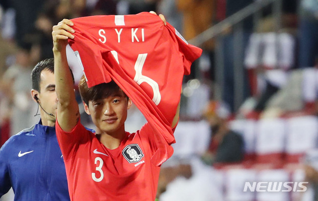 【두바이(아랍에미리트)=뉴시스】김진아 기자 = 22일 오후(현지시간) 아랍에미리트 두바이 막툼 빈 라시드 경기장에서 열린 2019 AFC 아시안컵 16강전 한국과 바레인의 연장전 경기, 한국 김진수가 다시 앞서나가는 골을 넣은 후 황희찬에게 기성용 유니폼을 받고 있다. 2019.01.23.&nbsp; bluesoda@newsis.com