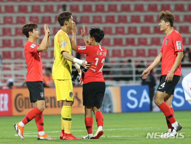【두바이(아랍에미리트)=뉴시스】김진아 기자 = 22일 오후(현지시간) 아랍에미리트 두바이 막툼 빈 라시드 경기장에서 열린 2019 AFC 아시안컵 16강전 한국과 바레인의 연장전 경기 끝에 2:1로 승리한 한국 김진수, 이승우 등 선수들이 기뻐하고 있다. 2019.01.23.&nbsp; bluesoda@newsis.com