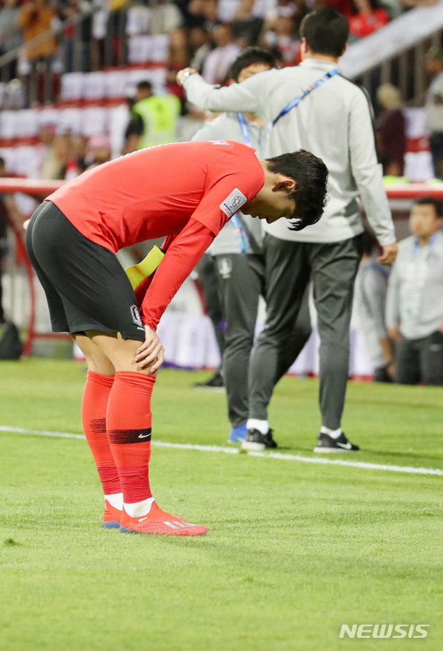 【두바이(아랍에미리트)=뉴시스】김진아 기자 = 22일 오후(현지시간) 아랍에미리트 두바이 막툼 빈 라시드 경기장에서 열린 2019 AFC 아시안컵 16강전 한국과 바레인의 연장전 경기 끝에 2:1로 승리한 한국 손흥민이 힘들어하고 있다. 2019.01.23.&nbsp; bluesoda@newsis.com