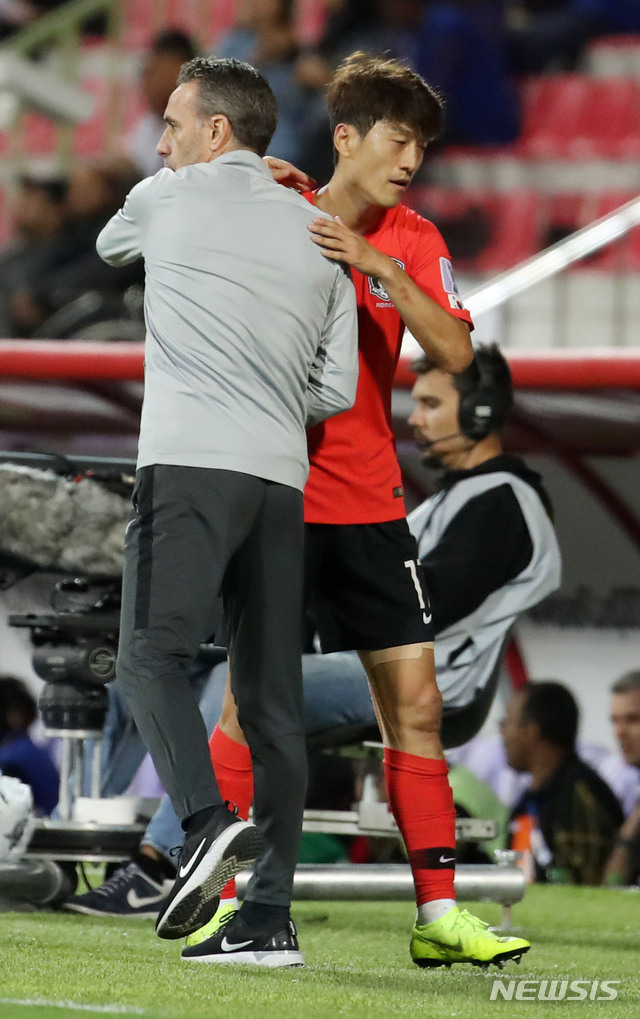 【두바이(아랍에미리트)=뉴시스】김진아 기자 = 22일 오후(현지시간) 아랍에미리트 두바이 막툼 빈 라시드 경기장에서 열린 2019 AFC 아시안컵 16강전 한국과 바레인의 경기, 한국 이청용이 교체되면서 파울루 벤투 감독과 인사하고&nbsp; 있다. 2019.01.23.&nbsp; bluesoda@newsis.com