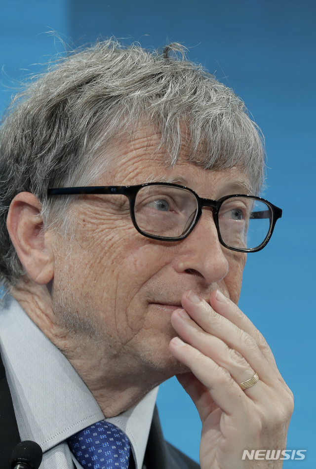 【다보스=AP/뉴시스】빌 게이츠는 19일 영국 가디언과의 인터뷰에서 계속되고 있는 미국과 중국의 무역전쟁이 세계 빈곤퇴치를 위한 노력을 위태롭게 한다고 경고했다. 사진은 지난 1월 22일 스위스 다보스에서 열린 '세계 경제 포럼(WEF,다보스 포럼)' 연례 총회에서 참석 중인 게이츠. 2019.09.19.