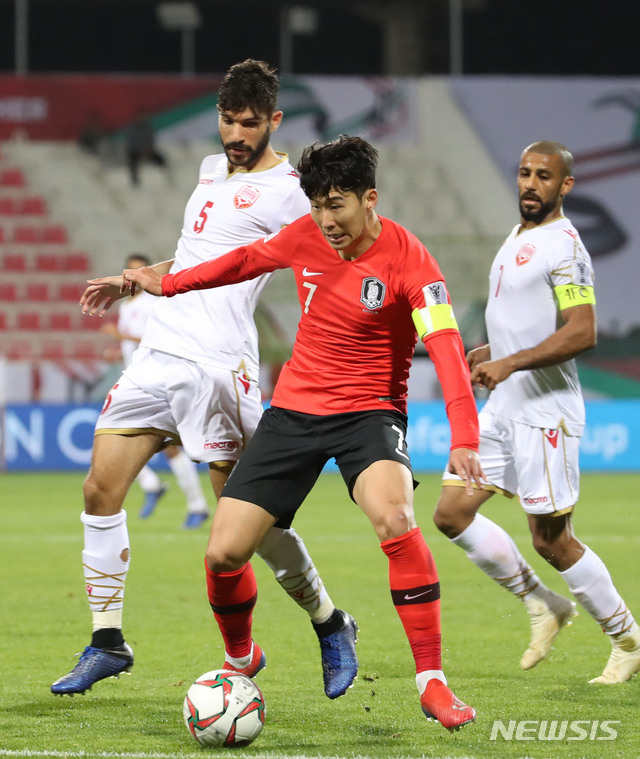【두바이(아랍에미리트)=뉴시스】김진아 기자 = 22일 오후(현지시간) 아랍에미리트 두바이 막툼 빈 라시드 경기장에서 열린 2019 AFC 아시안컵 16강전 한국과 바레인의 경기, 한국 손흥민이 볼다툼을 하고 있다. 2019.01.23.&nbsp; bluesoda@newsis.com