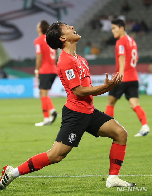 【두바이(아랍에미리트)=뉴시스】김진아 기자 = 22일 오후(현지시간) 아랍에미리트 두바이 막툼 빈 라시드 경기장에서 열린 2019 AFC 아시안컵 16강전 한국과 바레인의 연장전 경기, 한국 이승우가 슛이 실패하자 아쉬워하고 있다. 2019.01.23. bluesoda@newsis.com