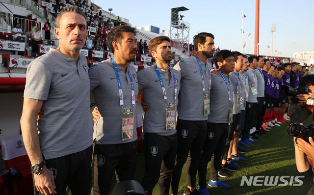 【두바이(아랍에미리트)=뉴시스】김진아 기자 = 22일 오후(현지시간) 아랍에미리트 두바이 막툼 빈 라시드 경기장에서 열린 2019 AFC 아시안컵 16강전 한국과 바레인의 연장전 경기, 한국 축구대표팀 파울루 벤투와 코치 등이 승리를 다짐하고 있다. 2019.01.23.&nbsp; bluesoda@newsis.com
