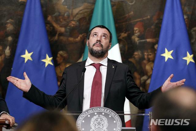 【로마=AP/뉴시스】 이탈리아 포퓰리즘 정부의 마테오 살비니 부총리 겸 내무장관이 500여명을 수용한 난민 센터를 기습 폐쇄했다고 23일(현지시간) 영국 가디언이 보도했다. 2019.01.24.