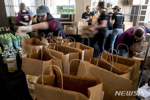 【워싱턴=AP/뉴시스】22일(현지시간) 요리사 호세 안드레스가 설립한 비영리, 비정부 단체 '월드 센트럴 키친(World Central Kitchen)'에서 연방 공무원이 포함된 자원봉사자들이 무료 급식을 돕고 있다. 자연재해 등으로 끼니를 거르는 지역에 무료 급식을 하는 이 단체는 미국 국회의사당 건물에서 불과 몇 블록 떨어진 곳에 연방 공무원을 위한 식당을 개장해 이틀 만에 1만여 명이 다녀가기도 했다. 2019.01.23.