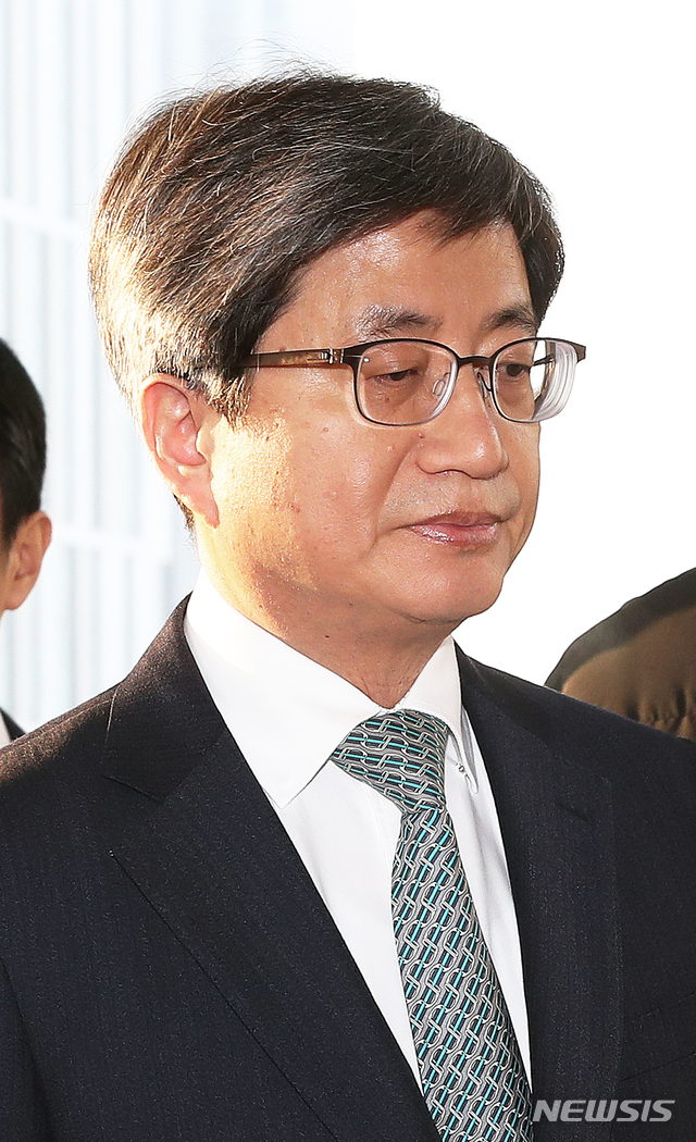 【서울=뉴시스】김병문 수습기자 = 양승태 전 대법원장에 대한 구속 영장심사가 있는 23일 오전 김명수 대법원장이 서울 서초구 대법원으로 출근하고 있다. 2019.01.23.&nbsp; dadazon@newsis.com 