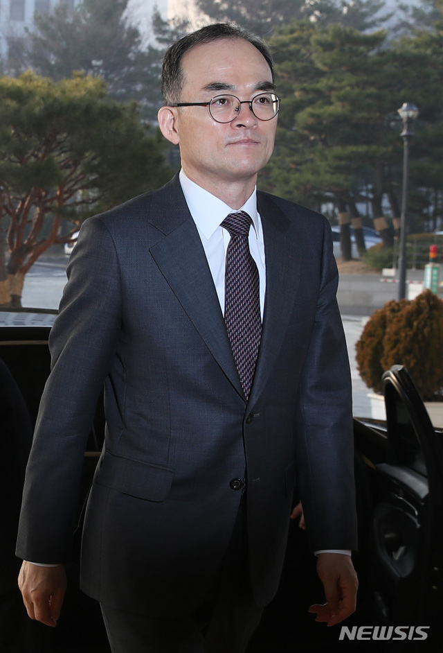 【서울=뉴시스】박미소 수습기자 = 양승태 전 대법원장에 대한 구속 영장심사가 있는 23일 오전 문무일 검찰총장이 서울 서초구 대검찰청에 출근하고 있다. 2019.01.23. misocamera@newsis.com