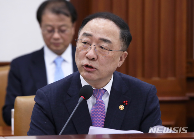 【서울=뉴시스】 이윤청 수습기자 = 홍남기 경제부총리 겸 기획재정부 장관이 23일 오전 서울 종로구 정부서울청사에서 열린 경제활력대책회의에서 모두발언을 하고 있다. 2019.01.23. radiohead@newsis.com