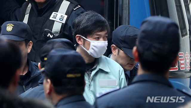 [수원=뉴시스]추상철 기자 = 조재범 전 쇼트트랙 국가대표 코치가 지난 2019년 1월23일 오전 경기 수원시 영통구 수원지방법원에서 심석희 선수 성폭행 등 혐의 사건에 대한 항소심 공판을 받기 위해 호송차에서 내려 법정으로 향하고 있다. 2019.01.23. scchoo@newsis.com