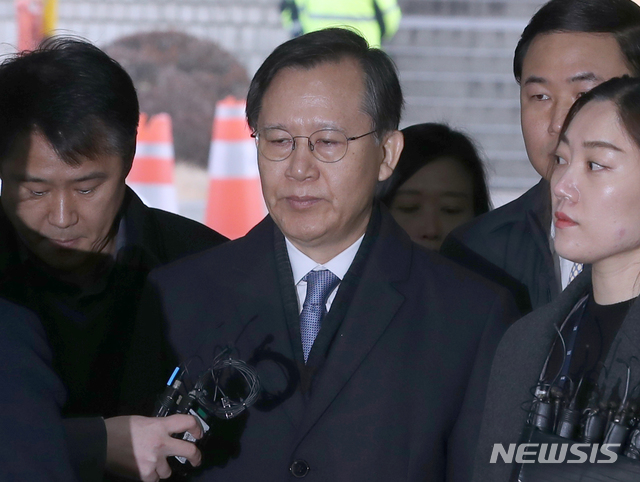 【서울=뉴시스】조성봉 기자 = 사법행정권 남용 의혹으로 구속영장이 청구된 박병대 전 대법관이 23일 오전 서울 서초구 서울중앙지방법원에 영장실질심사를 받기 위해 출석하고 있다. 2019.01.23 suncho21@newsis.com 