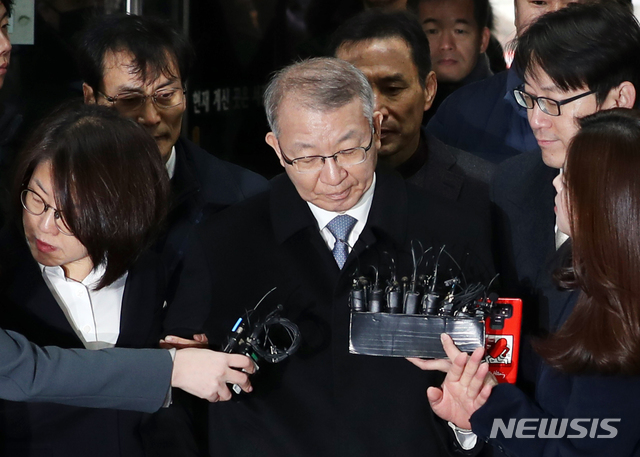 【서울=뉴시스】조성봉 기자 = 사법행정권 남용 의혹으로 구속영장이 청구된 양승태 전 대법원장이 23일 오전 서울 서초구 서울중앙지방법원에 영장실질심사를 받기 위해 출석하고 있다. 2019.01.23suncho21@newsis.com