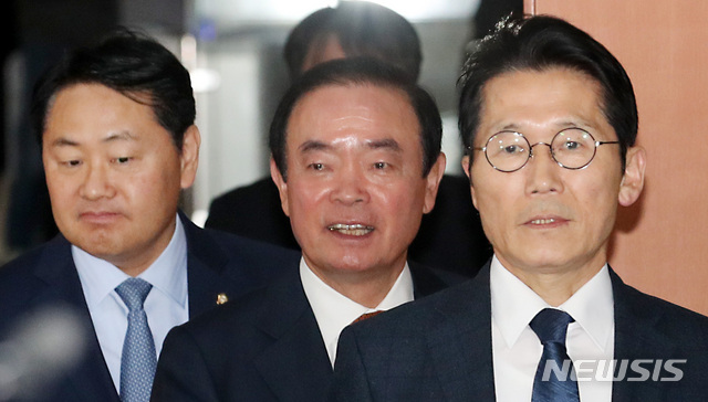 【서울=뉴시스】이종철 기자 = 바른미래당 김관영, 민주평화당 장병완, 정의당 윤소하 등 야3당 원내대표가 23일 서울 여의도 국회 정론관에서 기자회견을 갖고 야3당이 합의한 연동형 비례대표제를 포함한 선거제 개혁안을 발표하기 위해 심각한 표정으로 입장하고 있다. 2019.01.23. jc4321@newsis.com