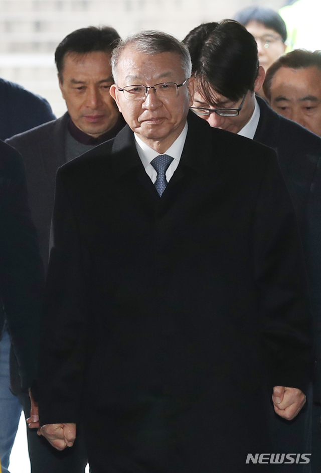 【서울=뉴시스】조성봉 기자 = 사법행정권 남용 의혹으로 구속영장이 청구된 양승태 전 대법원장이 23일 오전 서울 서초구 서울중앙지방법원에 영장실질심사를 받기 위해 출석하고 있다. 2019.01.23suncho21@newsis.com