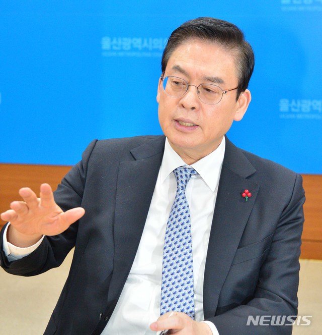 【울산=뉴시스】배병수 기자 = 정우택 자유한국당 전 원내대표는 23일 오전 울산을 방문, 시의회 프레스센터에서 기자 간담회를 갖고 있다. 2019.01.23. bbs@newsis.com.