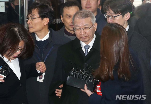 【서울=뉴시스】조성봉 기자 = 사법행정권 남용 의혹으로 구속영장이 청구된 양승태 전 대법원장이 23일 오전 서울 서초구 서울중앙지방법원에 영장실질심사를 받기 위해 출석하고 있다. 2019.01.23 suncho21@newsis.com 