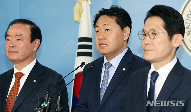 【서울=뉴시스】이종철 기자 = 바른미래당 김관영, 민주평화당 장병완, 정의당 윤소하 등 야3당 원내대표가 23일 서울 여의도 국회 정론관에서 기자회견을 갖고 야3당이 합의한 연동형 비례대표제를 포함한 선거제 개혁안을 발표하고 있다. 2019.01.23. jc4321@newsis.com