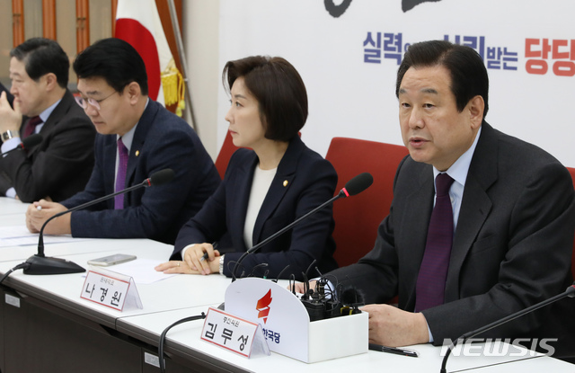 【서울=뉴시스】고승민 기자 = 23일 오전 서울 여의도 국회에서 열린 자유한국당 원내대표-중진의원 회의에서 김무성 의원이 발언하고 있다. 2019.01.23. kkssmm99@newsis.com