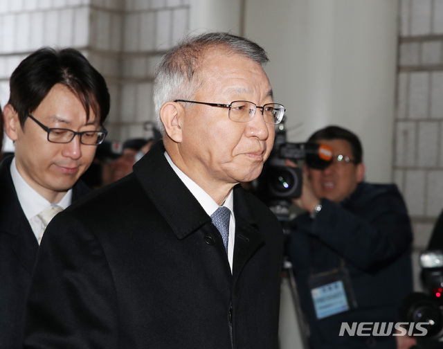 【서울=뉴시스】박미소 수습기자 = 사법행정권 남용 의혹으로 구속영장이 청구된 양승태 전 대법원장이 23일 오전 서울 서초구 서울중앙지방법원에 영장실질심사를 받기 위해 출석하고 있다. 2019.01.23.&nbsp; misocamera@newsis.com