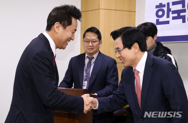 【서울=뉴시스】홍효식 기자 = 자유한국당 당권 주자인 황교안(오른쪽) 전 국무총리와 오세훈 전 서울시장이 23일 오전 서울 여의도 국회 의원회관 제 5간담회의실에서 열린 '북미 핵협상 전망과 한국의 대응방안' 자유한국당 핵포럼 제9차 세미나에서 악수하고 있다. 2019.01.23. yesphoto@newsis.com