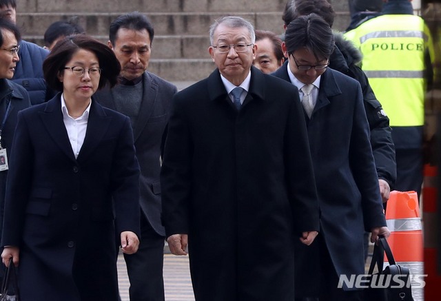 【서울=뉴시스】조성봉 기자 = 사법행정권 남용 의혹으로 구속영장이 청구된 양승태 전 대법원장이 23일 오전 서울 서초구 서울중앙지방법원에 영장실질심사를 받기 위해 출석하고 있다. 2019.01.23 suncho21@newsis.com