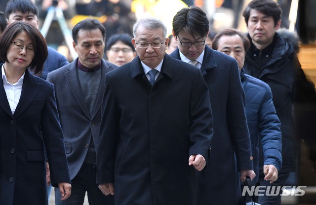 【서울=뉴시스】조성봉 기자 = 사법행정권 남용 의혹으로 구속영장이 청구된 양승태 전 대법원장이 23일 서울 서초구 서울중앙지방법원에서 열린 구속 전 피의자 심문(영장실질심사)에 출석하고 있다. 2019.01.23 photo@newsis.com