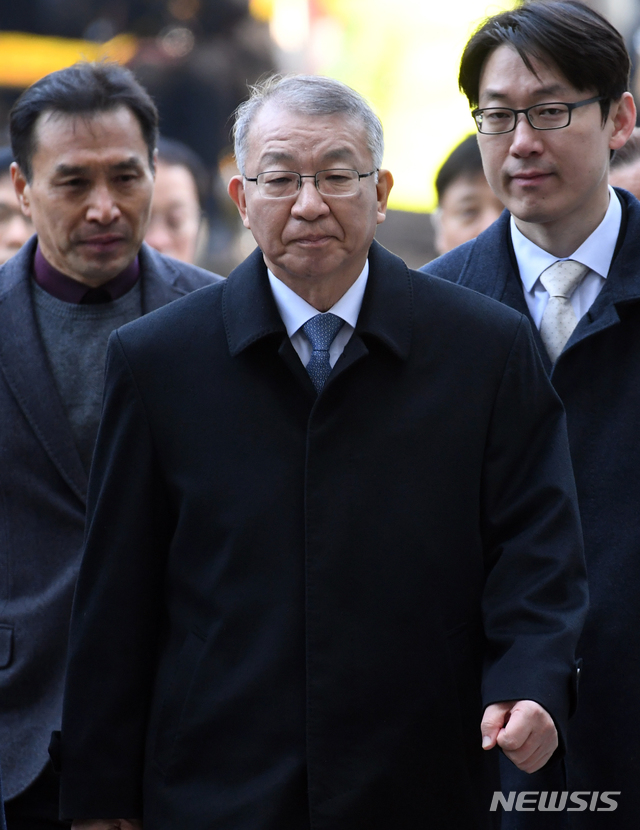 【서울=뉴시스】조성봉 기자 = 사법행정권 남용 의혹으로 구속영장이 청구된 양승태 전 대법원장이 23일 서울 서초구 서울중앙지방법원에서 열린 구속 전 피의자 심문(영장실질심사)에 출석하고 있다. 2019.01.23 photo@newsis.com