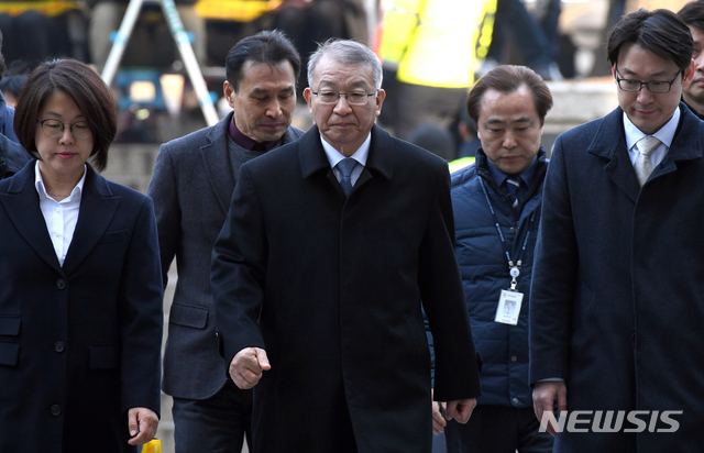 【서울=뉴시스】조성봉 기자 = 사법행정권 남용 의혹으로 구속영장이 청구된 양승태 전 대법원장이 23일 서울 서초구 서울중앙지방법원에서 열린 구속 전 피의자 심문(영장실질심사)에 출석하고 있다. 2019.01.23 photo@newsis.com