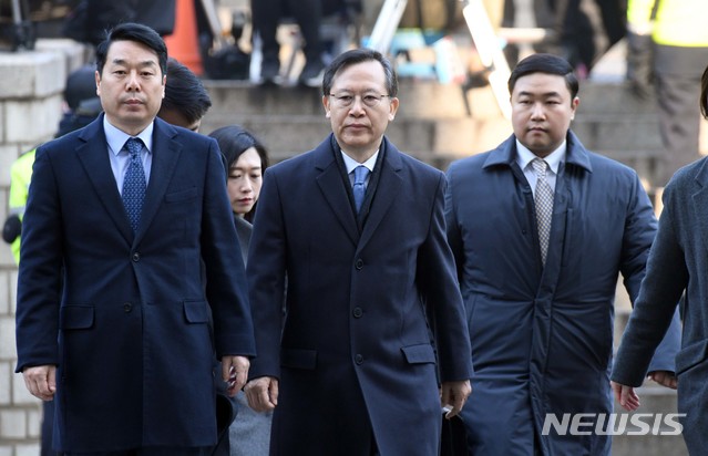 【서울=뉴시스】조성봉 기자 = ‘사법농단 의혹’의 박병대 전 대법관이 23일 서울 서초구 서울중앙지방법원에서 열린 구속 전 피의자 심문(영장실질심사)에 출석하고 있다. 2019.01.23 photo@newsis.com