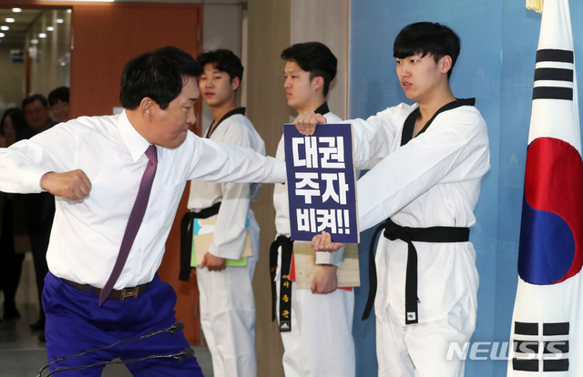 【서울=뉴시스】홍효식 기자 = 자유한국당 안상수 의원이 23일 오전 서울 여의도 국회 본청 정론관에서 전당대회 출마 기자회견에 앞서 '좌파정권, 계파정치, 대권주자 비켜'가 적힌 송판을 격파하고 있다. 2019.01.23. yesphoto@newsis.com