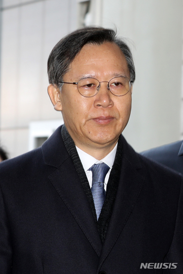 【서울=뉴시스】박미소 수습기자 = 사법농단 의혹을 받고 있는 박병대 전 대법관이 23일 서울 서초구 서울중앙지방법원에서 열린 영장실질심사에 출석하고 있다. 2019.01.23&nbsp; misocamera@newsis.com