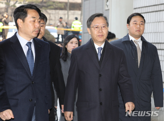 【서울=뉴시스】박미소 수습기자 = 박병대 전 대법관이 23일 서울 서초구 서울중앙지법에서 열린 영장실질심사에 출석하고 있다. 2019.01.23  misocamera@newsis.com