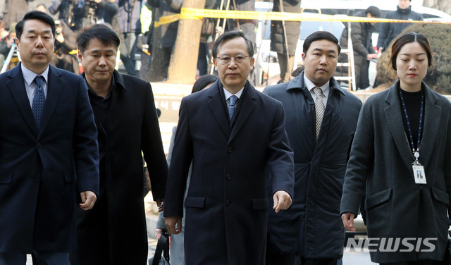 【서울=뉴시스】박미소 수습기자 = 사법농단 의혹을 받고 있는 박병대 전 대법관이 23일 서울 서초구 서울중앙지방법원에서 열린 영장실질심사에 출석하고 있다. 2019.01.23&nbsp; misocamera@newsis.com