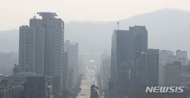 【서울=뉴시스】서울 서초구 누에다리에서 바라본 도심이 미세먼지로 뒤덮여 뿌옇게 보이고 있다. (사진=뉴시스 DB)