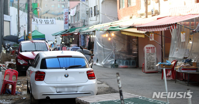 【서울=뉴시스】김선웅 기자 = 서울시가 설 명절을 맞아 전통시장을 찾는 시민들의 불편을 덜기 위해 오는 26일(토)부터 다음달 6일(수)까지 기존에 연중 무료 주·정차를 허용한 서울 지역 내 42개시장과 추가로 73개 시장에서도 주변도로 무료 주·정차를 최대 2시간까지 허용한다고 23일 밝혔다. 임시주차허용 시장명단은 서울시 홈페이지에서 확인할 수 있다. 사진은 서울 시내 전통시장 인근에 주차된 차량의 모습. 2019.01.23. mangusta@newsis.com