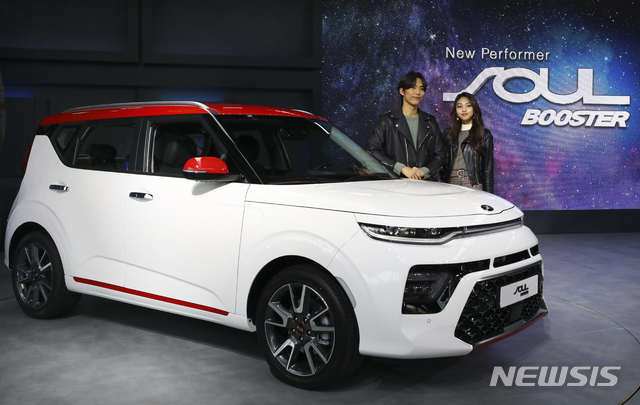 【서울=뉴시스】 최진석 기자 = 23일 오전 서울 강동구 스테이지28에서 열린 기아자동차 '쏘울 부스터' 공식 출시 행사에서 모델들이 신차를 선보이고 있다.&nbsp; 쏘울 부스터는 204마력의 동급 최고 출력과 27.0㎏f.m의 최대 토크로 강력한 동력성능을 갖춘 1.6 터보 엔진이 탑재됐다. 이와 함께 기어비 상향조정으로 응답성이 개선된 7단듀얼 클러치 변속기(DCT)가 적용돼 뛰어난 주행성능을 자랑하며, '가솔린 1.6 터보'와 'EV' 등 두 가지 모델로 선보인다. 2019.01.23. myjs@newsis.com