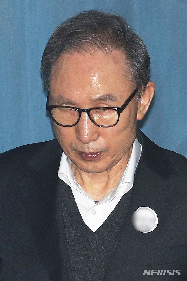 【서울=뉴시스】김병문 수습기자 = 다스 자금 횡령 등 혐의로 구속기소된 이명박 전 대통령이 지난달 23일 오후 서울 서초구 서울고법에서 열린 항소심 6차 공판에 출석하기 위해 호송차에서 내려 법정으로 향하고 있다. 2019.01.23.&nbsp; dadazon@newsis.com