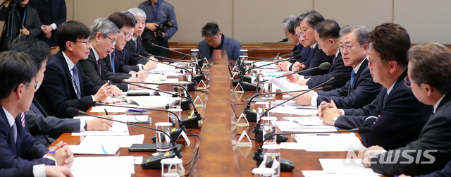 【서울=뉴시스】전신 기자 = 문재인 대통령이 23일 청와대 본관에서 열린 공정경제 추친전략 회의에서 모두발언하고 있다. 2019.01.23. photo1006@newsis.com