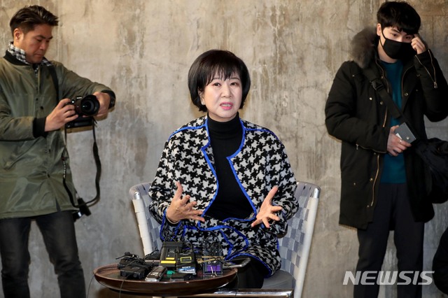 【목포=뉴시스】신대희 기자 = 전남 목포 근대역사문화공간 내 부동산 투기 의혹을 받는 무소속 손혜원 의원이 23일 오후 목포시 대의동 박물관 건립 예정지에서 의혹 해명 기자 간담회를 열고 있다. 2019.1.23sdhdream@newsis.com