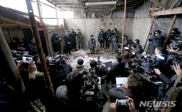 【목포=뉴시스】신대희 기자 = 전남 목포 근대역사문화공간 내 부동산 투기 의혹을 받는 무소속 손혜원 의원이 23일 오후 목포시 대의동 박물관 건립 예정지에서 의혹 해명 기자 간담회를 열고 있다. 2019.1.23sdhdream@newsis.com