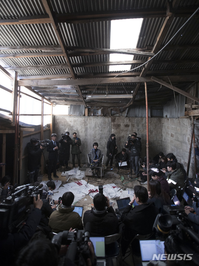 【목포=뉴시스】신대희 기자 = 전남 목포 근대역사문화공간 내 부동산 투기 의혹을 받는 무소속 손혜원 의원이 23일 오후 목포시 대의동 박물관 건립 예정지에서 의혹 해명 기자 간담회를 열고 있다. 2019.1.23 sdhdream@newsis.com