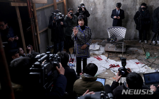 【목포=뉴시스】신대희 기자 = 전남 목포 근대역사문화공간 내 부동산 투기 의혹을 받는 무소속 손혜원 의원이 23일 오후 목포시 대의동 박물관 건립 예정지에서 의혹 해명 기자 간담회를 열고 있다. 2019.1.23sdhdream@newsis.com