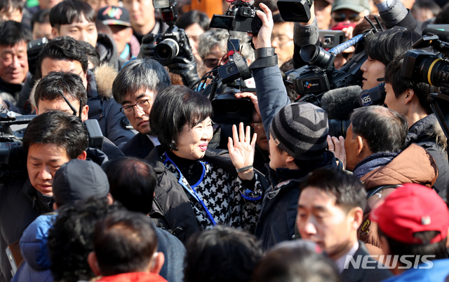 【목포=뉴시스】신대희 기자 = 전남 목포 근대역사문화공간 내 부동산 투기 의혹을 받는 무소속 손혜원 의원이 23일 오후 목포시 대의동 박물관 건립 예정지에서 의혹 해명 기자 간담회를 열기 위해 이동하고 있다. 2019.1.23sdhdream@newsis.com