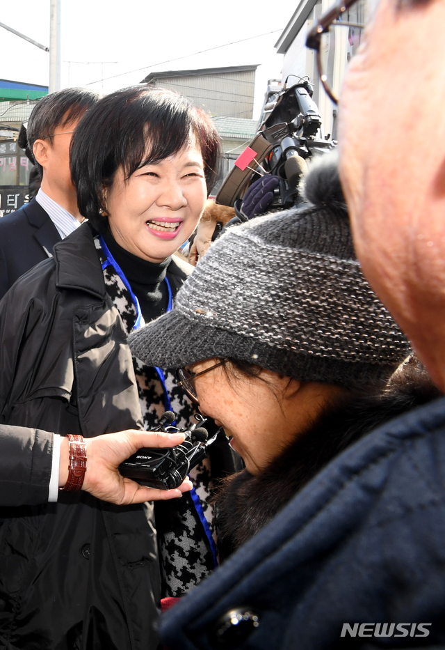 【목포=뉴시스】신대희 기자 = 전남 목포 근대역사문화공간 내 부동산 투기 의혹을 받는 무소속 손혜원 의원이 23일 오후 의혹 해명 기자간담회 장소인 목포시 대의동 박물관 건립 예정지로 향하고 있다. 대의동 주민들이 손 의원을 반갑게 맞이하고 있다. 2019.1.23sdhdream@newsis.com